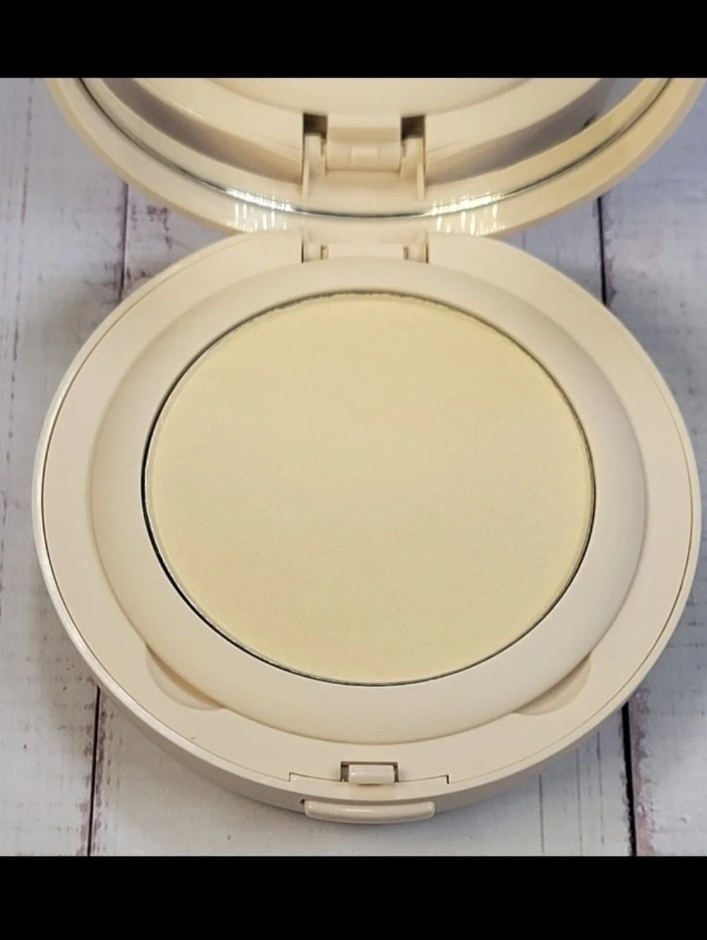 Laura Mercier Ultra-Blur Translucent Pressed Setting Powder with Puff BNIB